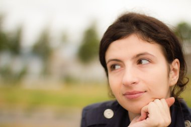 Genç kadın düşünüyor.