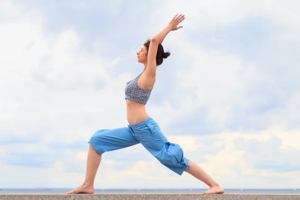 Giovane donna che fa yoga exrecises all'aperto — Foto Stock