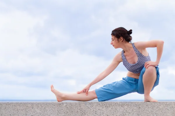 Genç kadın, dışarıda esniyor.