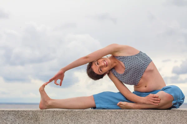 Genç kadın, dışarıda esniyor.