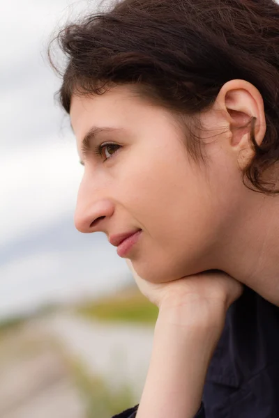 Genç kadın düşünüyor.