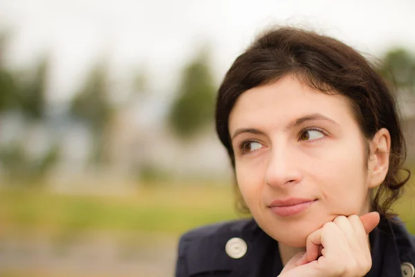 Genç kadın düşünüyor.