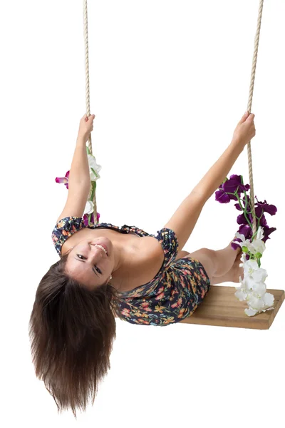 kız beyaz zemin üzerine izole salıncak üzerinde