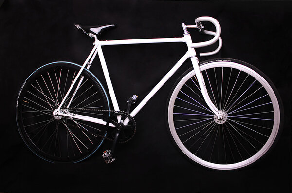 белый велосипед
