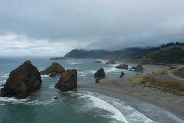 Oregon, Birleşik Devletler 'de yağmurlu ve bulutlu bir günde kuzeybatı Pasifik kıyılarının insansız hava aracı görüntüsü.