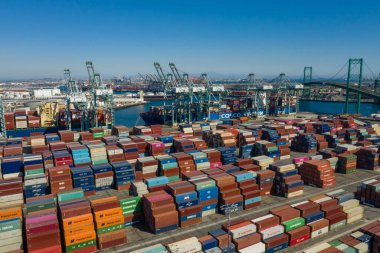 Kaliforniya 'daki Long Beach limanındaki birçok nakliye konteynırının hava görüntüsü.