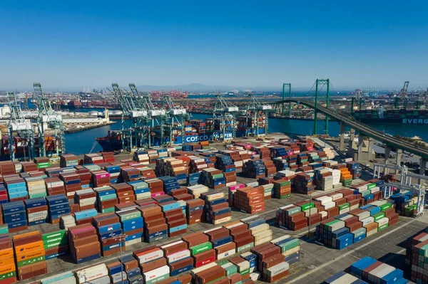 Los Angeles California yakınlarındaki Long Beach limanında binlerce nakliye konteynırı