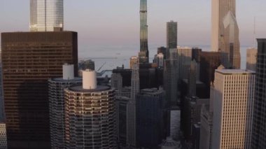 Chicago şehir merkezi ve Chicago Nehri 'nin hava, ters görüntüsü.