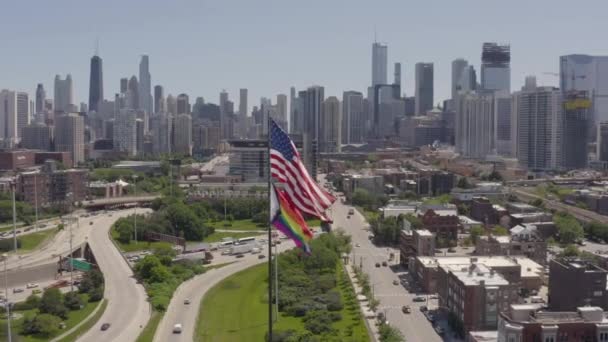 Imagens Aéreas Drone Uma Bandeira Arco Íris Sobre Chicago Skyline — Vídeo de Stock