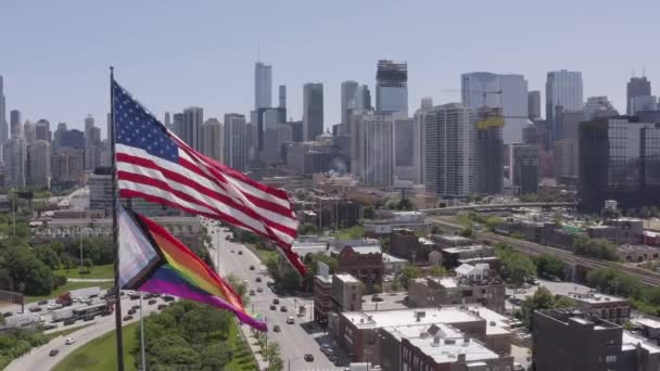 Drone Filmagem Invertida Uma Bandeira Orgulho Sobre Horizonte Chicago — Vídeo de Stock