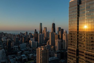 Drone, gün batımında Chicago Skyline ve Michigan Gölü 'nün havadan görüntüsü.