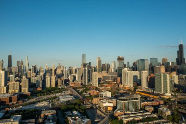 Yazın gün batımında Chicago siluetinin hava ve panoramik görüntüsü.