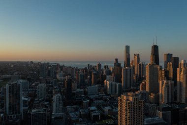Gün batımında Chicago şehir merkezi ve Michigan Gölü 'nün hava ve insansız hava aracı görüntüsü. 