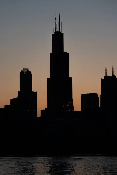 Chicago Nun Siluetleri Gün Batımı Gökyüzünde Yükseliyor — Stok fotoğraf