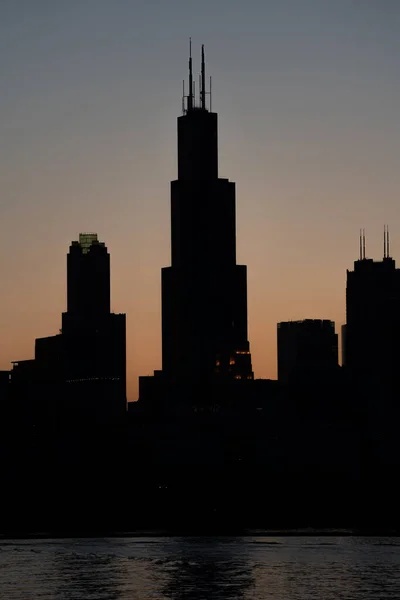 Chicago 'nun siluetleri Gün batımı gökyüzünde yükseliyor