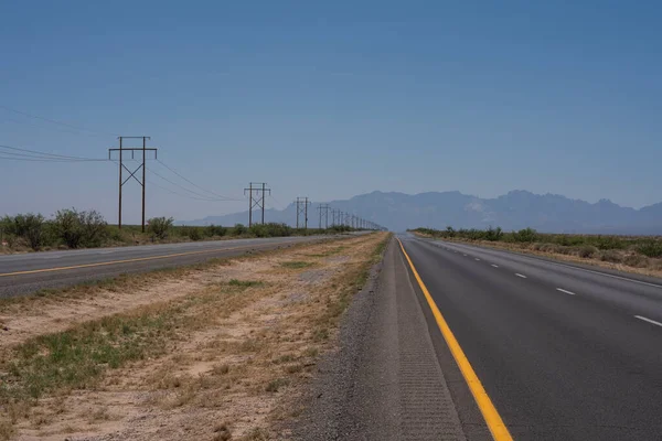 Живописная Сельская Автомагистраль Ведущая Белым Пескам Нью Мексико Фоне Гор — стоковое фото