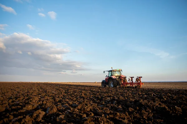 Trattore Che Lavora Nel Campo Preparando Terreno Semina Campo Lavoro — Foto Stock