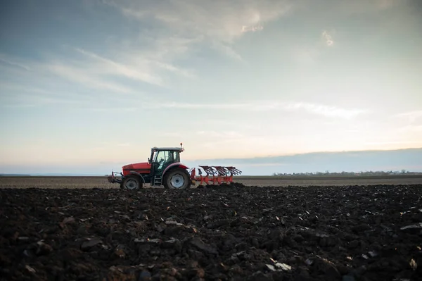 Trattore Che Lavora Nel Campo Preparando Terreno Semina Campo Lavoro — Foto Stock