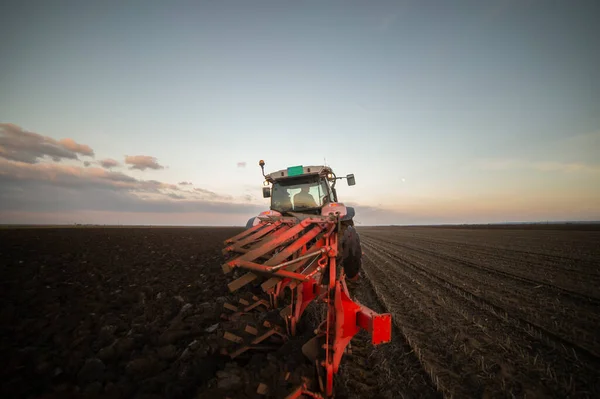 畑で働くトラクター 植え付けのための土地の準備 耕作場 — ストック写真