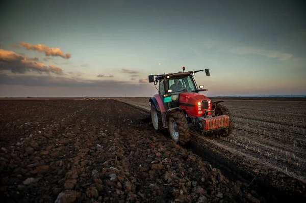 Tractor Werkzaam Het Veld Voorbereiding Van Grond Voor Aanplant Werkend — Stockfoto