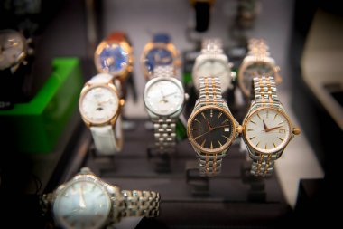 Mağazadaki lüks saatler 
