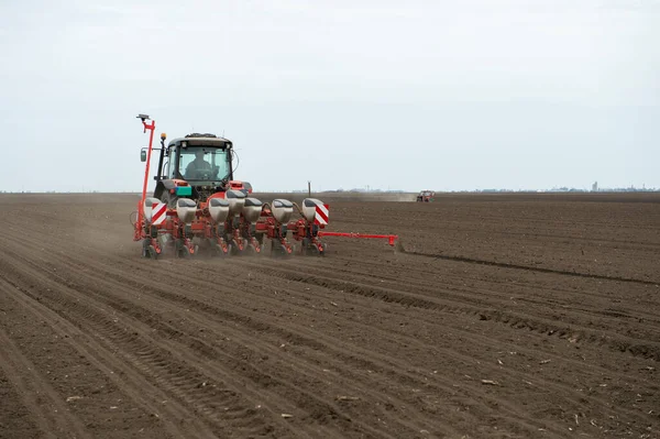 Boer Met Trekker Zaaien Zaaien Van Gewassen Landbouwvelden Het Voorjaar — Stockfoto