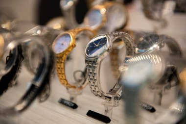 Mağazadaki lüks saatler