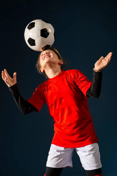 Ένα Κορίτσι Του Δημοτικού Παίζει Ποδόσφαιρο Εσωτερικούς Χώρους — Φωτογραφία Αρχείου