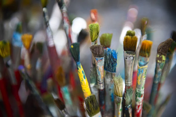 Kovada Bir Sürü Kirli Boya Fırçası Var Farklı Sanatçı Fırçaları — Stok fotoğraf