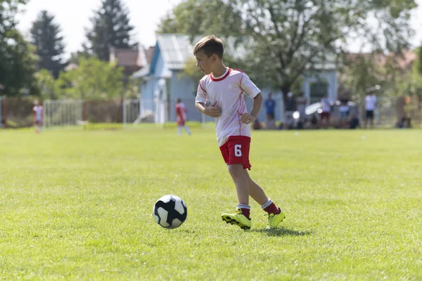 少年はボールを打ち 練習をし サッカー場で訓練する 子供のスポーツ 身体活動の概念 — ストック写真