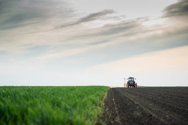 Agricultor Con Siembra Tractores Siembra Cultivos Campos Agrícolas Primavera — Foto de Stock