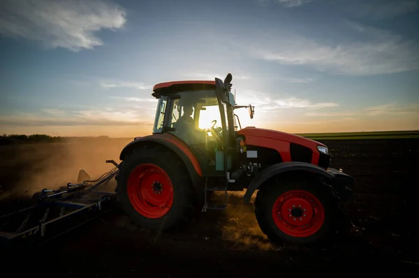 Трактор Працює Полі Готує Землю Посадки Робоче Оранжеве Поле — стокове фото