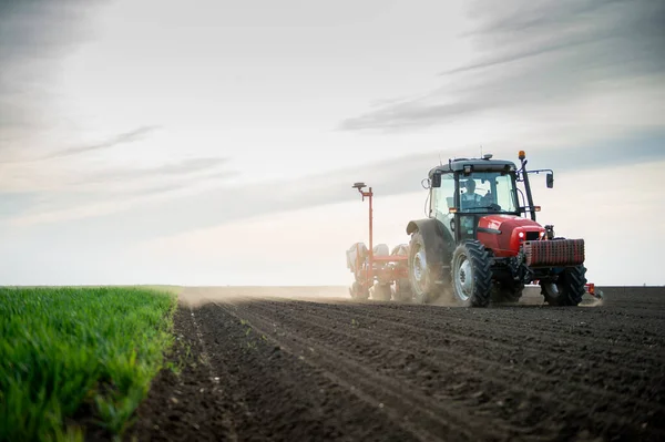 Agricultor Con Siembra Tractores Siembra Cultivos Campos Agrícolas Primavera — Foto de Stock