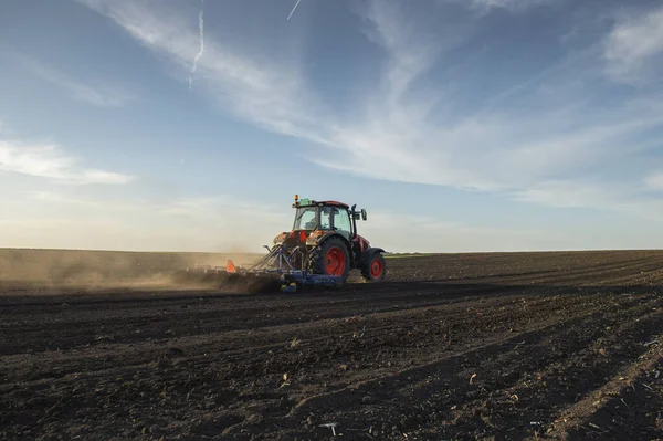 Tractor Werkzaam Het Veld Voorbereiding Van Grond Voor Aanplant Werkend — Stockfoto