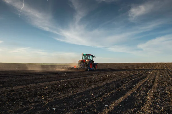 Trattore Che Lavora Nel Campo Preparando Terreno Semina Campo Lavoro — Foto Stock