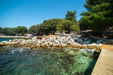 Hırvatistan 'ın Vrsar kentinde, Istrian yarımadasında. Deniz manzarası, sahil ve körfez. Limanı olan güzel bir şehir. 