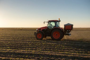 Traktör yapay gübre yayıyor. Ulaşım, tarım.