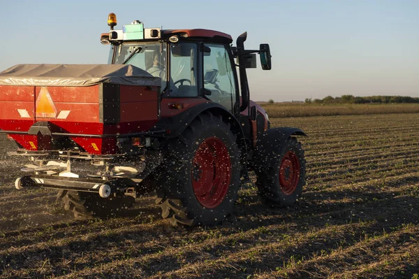 Traktor Menyebarkan Pupuk Buatan Transportasi Pertanian — Stok Foto