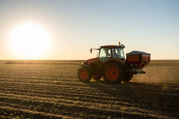 Trator Espalhando Fertilizantes Artificiais Transportes Agricultura — Fotografia de Stock