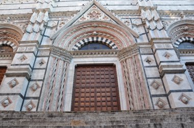 çok eski kilise kapısı