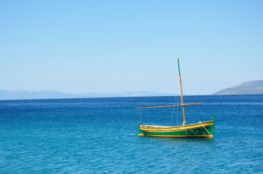 mavi deniz, yeşil tekne