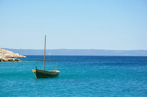 mavi deniz, yeşil tekne