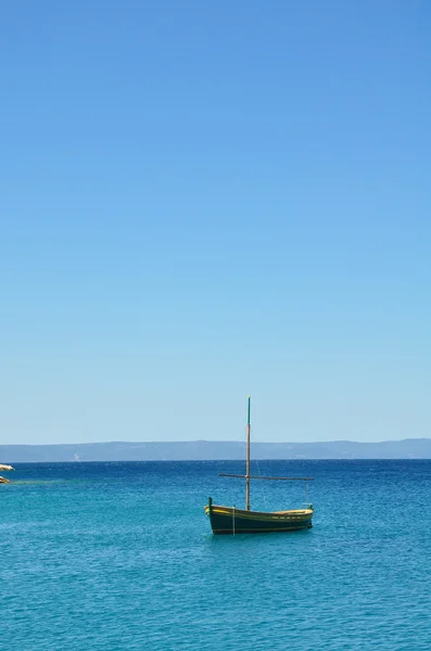 mavi deniz, yeşil tekne