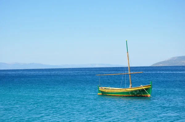 mavi deniz, yeşil tekne