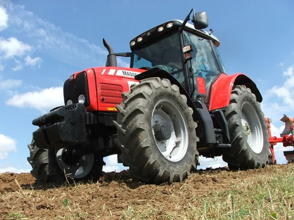 Tractor rojo —  Fotos de Stock