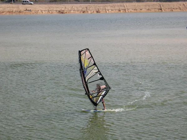 çocuk yapmak göl üzerinde sörf
