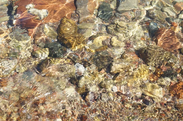 Heldere zeewater en stenen — Stockfoto