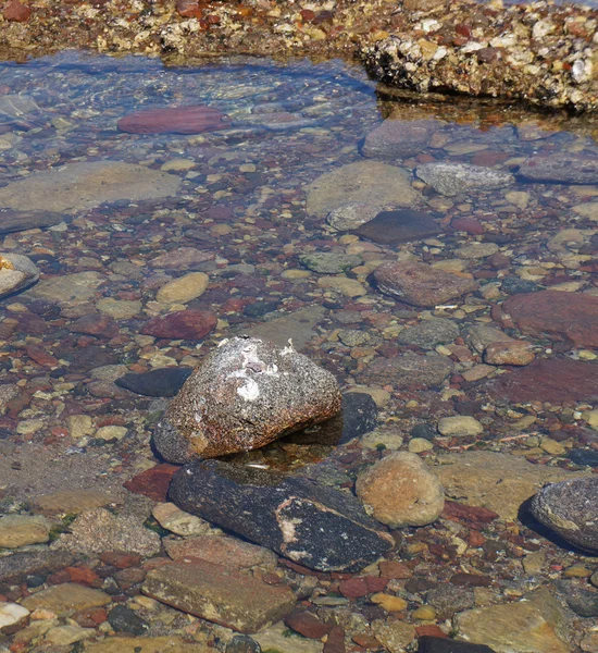 Klart havsvatten och stenar — Stockfoto