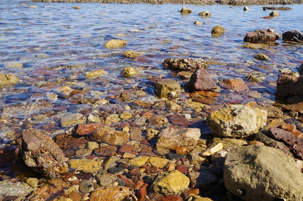 Klart havsvatten och stenar — Stockfoto