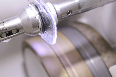 eğimlendirme makinesinde kristal